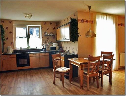 можно клеить обои на фотообои